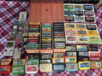 ファミコン ソフト148本レトロケース、ゲームボーイ本体ソフト15本セット