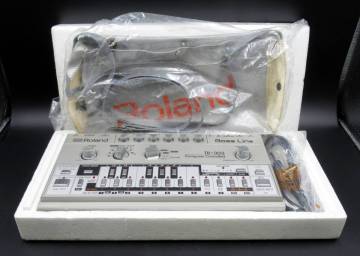 楽器店 売れ残り品『 Roland TB-303 Bass Line 』ローランドTB-303・ベースライン＊シンセサイザー. シンセベース