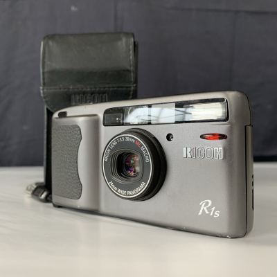 □ RICOH リコー コンパクトフィルムカメラ R1s チタニウムブラウン 1:3.5 30mm MC MACRO 24mm WIDE PANORAMA ケース付属 簡易動作確認済み