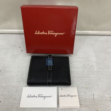 I☆未使用品☆Salvatore Ferragamo フェラガモ 二つ折り財布 レザー サルヴァトーレフェラガモ 財布 レディース 箱入り プレゼント　小物