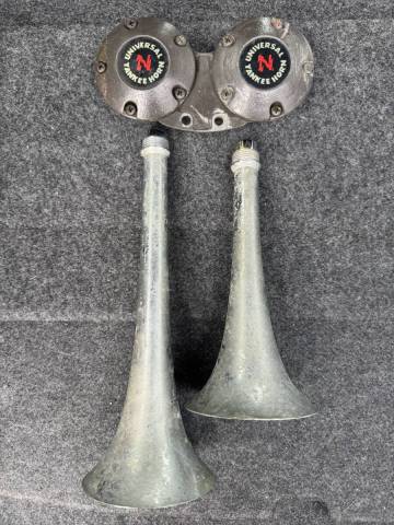 【売り切り！！ジャンク】UNIVERSAL YANKEE HORN ヤンキーホーン エアホーン 2連 ホーン本体 ラッパ付き 動作未確認