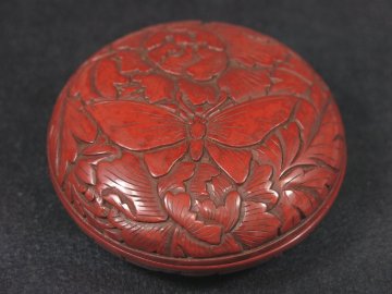 古美術 堆朱花蝶彫香合 木製 漆器 茶道具 817