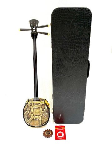【え沖】琉球三線 三味線 蛇皮 ハードケース付き 全長約77.5cm 弦楽器 和楽器 伝統楽器 舞台楽器 沖縄 MH328MTT38