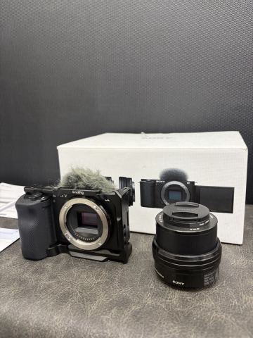 【通電確認済】SONY ZV-E10 ミラーレス一眼 デジタルカメラ 付属レンズ E PZ16-50mm F3.5-5.6 SmallRigの専用ケージ付 箱 保証書 説明書 