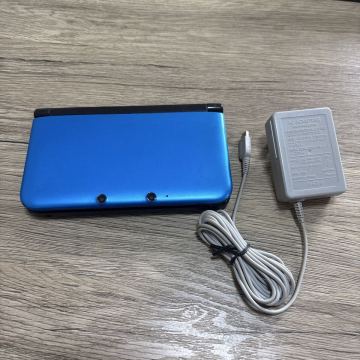 任天堂 Newニンテンドー3DS LL ブルー&times;ブラック 本体 充電器付き