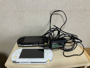 プレイステーションポータブル2台と充電器1台セット PSP1000 ブラック ホワイト 携帯ゲーム機 SONY ソニー