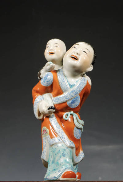  【久米古美術】 明 清 「粉彩 人物像 童子置物」重量1076g 飾物 唐物 古美術 人形 磁器 時代物