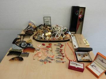⑦ アクセサリー 大量 おまとめ 指輪 ネックレス ブレスレット ブローチ リング カフス ネクタイピン ピアス 髪飾り 約4.7kg ジャンク品