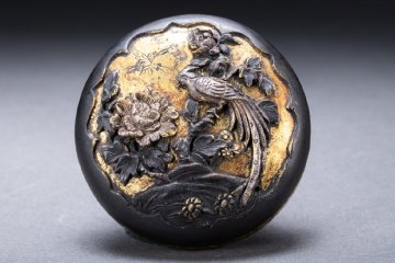 【雲錦】時代金工 古玩 銅製 牡丹鳳凰文香合 彫金金象嵌 細密毛彫 茶道具 香道具 蓋物 合子 骨董品 8L1-13S
