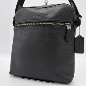 美品!●コーチ COACH メンズ ショルダーバッグ サコッシュ 斜め掛け ブラック レザー クロスボディ ロゴ ビジネス 本革 黒 通勤 チャーム