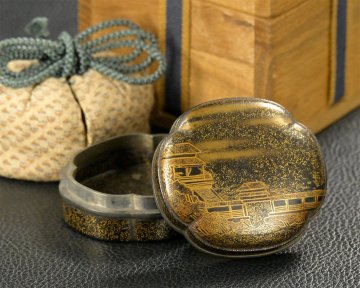 YC837【兵庫県の図書館や博物館の館長を歴任された歴史研究家遺族委託品】すごく状態の良い室町時代蒔絵錫縁香合茶道具優品希少品