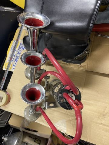 当時物 ミュージックホーンフィアム3連ホーンイノウエステー付き ラッパ 旧車 エアーホーン ジェットイノウエ街道レーサーシャコタン
