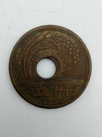 z/z/Y081-160/【エラーコイン/穴ズレ】5円黄銅貨 昭和25年 楷書体 穴ズレ極美品 外径約22mm 重量約3.6g 希少