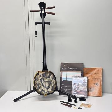 ◇ 沖縄 三線 セット 蛇皮調 動作未確認 現状品 状態・付属品写真参照 傷あり 沖縄三線 琉球楽器 ASOVIVA教則本・DVD 簡易梱包 ケース無し