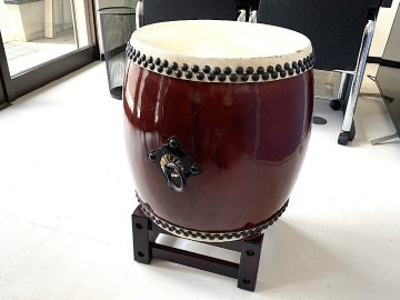 1円【直接引取or家財便】【中古品】小型 長胴太鼓 和太鼓 本革 専用台・バチ付き 打楽器 和楽器 ok7-73