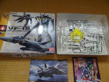 バンダイ 1/72 VF-1S バルキリー ロイ・フォッカー機 プラモデル