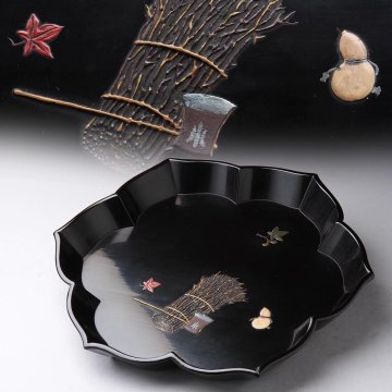 FH681 時代漆器 黒漆塗 銀玉象嵌 錆絵「紅葉枝束斧に瓢図」輪花盆 径26cm 木箱・蒔絵盆・菓子盆 煎茶道具 漆工芸 古美術