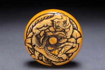 【うん錦】極上天然材 江戸時代 銘「玉川直光」細密彫刻 饅頭根付 人物 魚 龍 斧 銘入り 根付 骨董品 美品0725-318S8