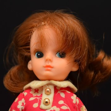 ◎600346 初代リカちゃん人形 へそあり ドットなし 両手両足連動 当時物 ダッコちゃんマーク洋服着用 着せ替え人形 昭和レトロ