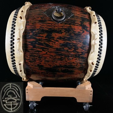 古美術品 在銘 長胴太鼓 一尺五寸 叩面45cm 台座付 時代物 二鐶 重厚金具 和太鼓 和楽器 打楽器 神社祭事[麌]