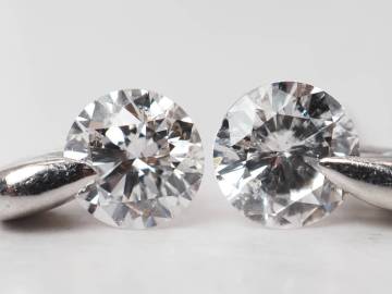 【10611D】Pt900 天然ダイヤモンド 計0.787ct/0.404ct/0.383ct/1.48g ピアス