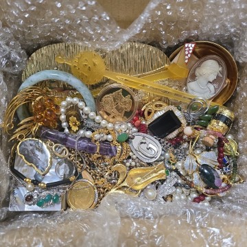 遺品整理品他 実家 アクセサリーまとめ大量　　指輪 ネックレス ブローチ イヤリング ブレス 金杯 記念コイン カメオ ネクタイピン 雑貨等