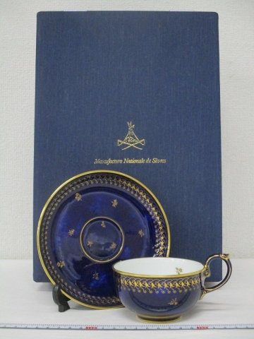 Y3253 磁器 「セーブル SEVRES ブルーラピ地 金彩 カップ＆ソーサー」 共箱 1