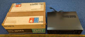 SONY DTC-300ES DATデッキ 元箱付き 電源確認済み 再生エラーあり ジャンク 現状品