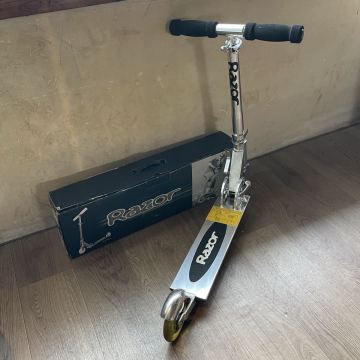 RAZOR レーザー MS-130 キックボード 折りたたみ式 説明書付き 箱付き （電動ではありません人力です）