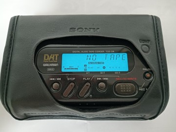 SONY TCD-D8 DAT WALKMAN デジタルオーディオテープコーダー リユース美品 動作品 専用ケース付き