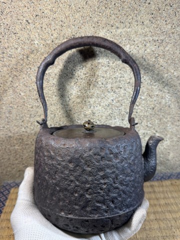 龍文堂 釜師 安之介　花押　銀象嵌　修理無し　水漏れ無し　岩肌 明治時代 鉄瓶 煎茶道具