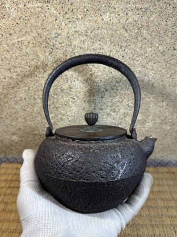 小振り 天明形 　砲口　釜師　満水容量700cc 本体在銘　銀象嵌　岩肌　修理無し　水漏れ無し　 龍文堂 鉄瓶 煎茶道具 明治時代
