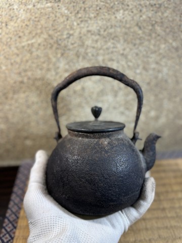 小振り　金龍堂　宝珠形　満水容量580cc 修理無し　水漏れ無し　 明治時代 鉄瓶 煎茶道具