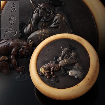FC556 時代金工【小沢秀楽 作】四分一金銀銅嵌高肉彫 仙人鬼図 鏡蓋 / 古牙彫饅頭根付一式 径4.6cm・猩々天民 江戸 明治 古金工 提物