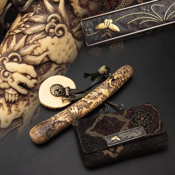 EJ561 時代彫刻 鉄地銅嵌前金具 銀製鎖 刺繍莨入 / 骨彫唐獅子図煙管筒 / 牙彫根付 / 白玉緒締 古煙草入一式 漆箱附・江戸 堤物