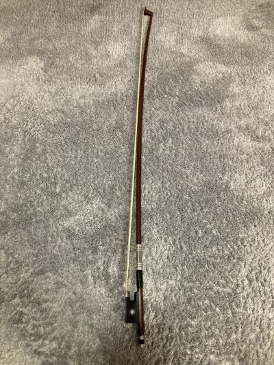 バイオリン弓　４/４サイズです