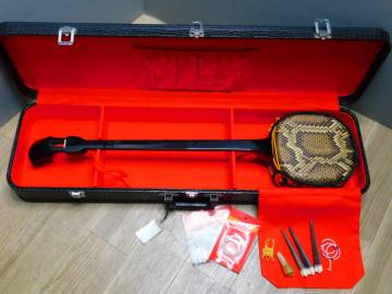 沖縄三線 本蛇皮 ヘビ革 フルセット 全長７９cm 琉球 /M718
