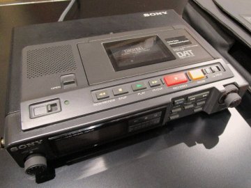 【ジャンク品】ポータブルDATデッキ ソニー SONY：TCD-D10 ※電源は入りますが動作しません。
