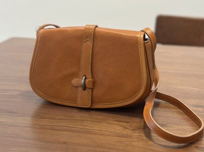 【春屋革具】上質★サドルバッグ バックルフラップ 本革 牛革 2WAY ショルダー＆斜め掛け 長さ調整細ショルダー付 レディース鞄