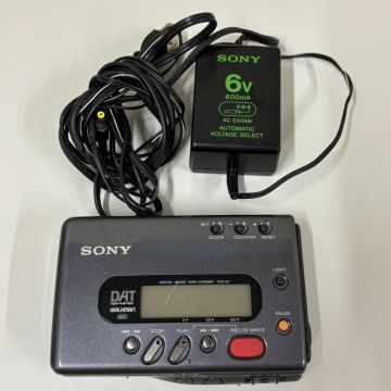 H393-T27-1581 SONY ソニー DIGITAL AUDIO TAPE-CORDER TCD-D7 WALKMAN アダプタ付き オーディオ 通電確認済み TE