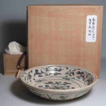 「都内コレクター所蔵品」ベトナム（越南）時代古陶　安南染付唐草文平鉢　箱付　安南焼　東南アジア古陶器　lot:100302