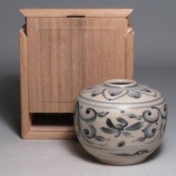 「都内コレクター所蔵品」ベトナム（越南）時代古陶　安南染付花唐草文壷　箱付　安南焼　東南アジア古陶器　lot:100312
