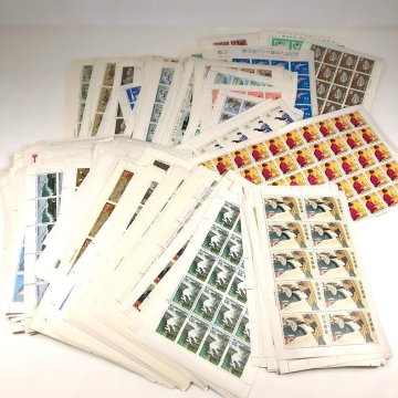 ■未使用 記念切手シート バラ まとめ 額面総額約100,000円分 総重量約1079.39g（ファイル・袋等含む）【買取まねきや】