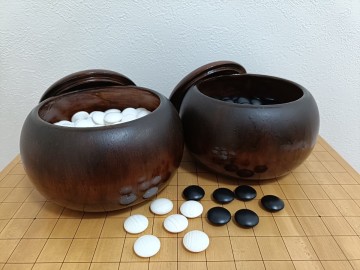 ◇日向特製 本蛤碁石 『３２』号 ★本榧（漆塗）碁笥セット