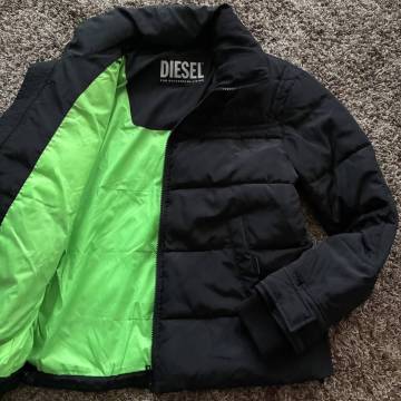 【希少XL相当】ディーゼル DIESEL ダウンジャケット 背面ロゴ 現行ロゴ アウター 中綿 メンズ ビジネス　ライダース