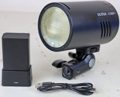 S◆中古品◆ポータブル撮影機材『ポケットモノブロックストロボ AD100Pro』 Godox ゴドックス カメラアクセサリー バッテリー ブラケット付