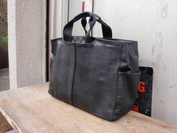 美品！日本製　ARTISAN＆ARTIST（アルティザンアンドアーティスト）　ナイロンと革コンビな黒いビジネスバッグ/書類カバン/ハンドバッグ