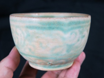 ③d 白地緑彩鳳凰唐草文小碗　15世紀 ミャンマー　遺跡発掘品　陶器/　pegu サワンカローク　宋胡禄　カロン焼き　埋蔵文化財