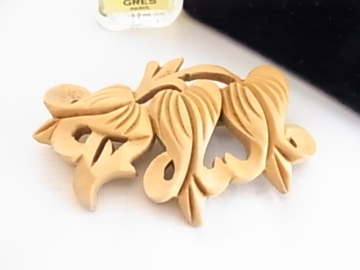 ビンテージ/ヴィンテージ　木製　ウッド　木　鈴蘭のお花の様な木彫りのデザイン　すずらん　昭和レトロの素敵な和モダンのブローチ▽