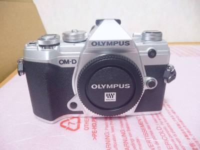 ★展示品 OLYMPUS オリンパス ミラーレス一眼カメラ OM-D E-M5 Mark III 14-150mm II レンズキット シルバー [ズームレンズ] 保証付